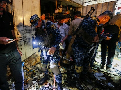 القوات الأمنية العراقية تتفقد موقع تفجير في مدينة الصدر ببغداد، 19 يوليو 2021  - REUTERS