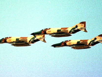 مناورات لطائرات إيرانية من طراز طراز F-4 في منطقة زابول على الحدود الإيرانية الأفغانية في 1 نوفمبر 1998. - AFP