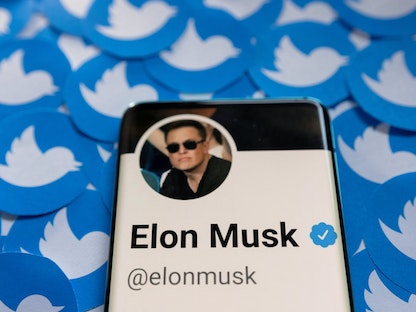 حساب الملياردير الأميركي إيلون ماسك على تويتر يظهر على شاشة هاتف ذكي- 28 أبريل 2022. REUTERS / Dado Ruvic - REUTERS