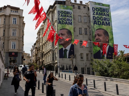 صور للرئيس التركي رجب طيب أردوغان ضمن حملته الانتخابية في إسطنبول. 25 مايو 2023 - REUTERS