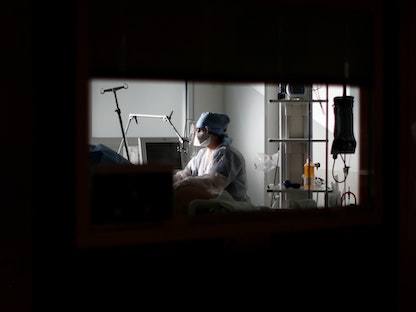 وحدة العناية المركزة لمرضى كوفيد-19 في مستشفى "لا تيمون"  في مرسيليا بجنوب فرنسا - 8 فبراير 2021 - REUTERS