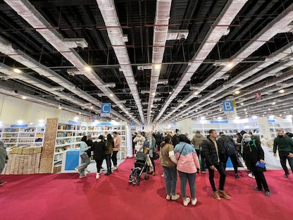 زوار في معرض القاهرة الدولي للكتاب في دورته الـ53 بالقاهرة. 3 فبراير 2022. - تصوير فادي فرنسيس