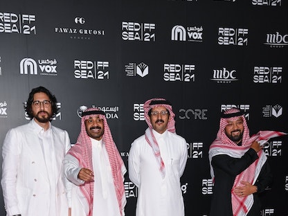 الممثل والمخرج السعودي علي الكلثمي برفقة مجموعة من المشاركين في مهرجان البحر الأحمر السينمائي في جدة. 6 ديسمبر 2021 - @RedSeaFilm