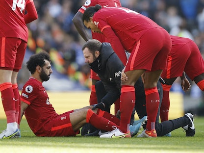 محمد صلاح يتلقى العلاج بعد إصابته في مباراة ليفربول وبرايتون - Action Images via Reuters