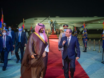 الرئيس المصري عبد الفتاح السيسي يستقبل ولي العهد السعودي الأمير محمد بن سلمان في مطار القاهرة- 20 يونيو 2022 - واس