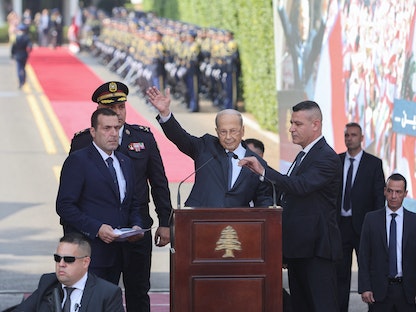 الرئيس اللبناني ميشال عون ملوحاً لمناصريه قبل مغادرته القصر الرئاسي بعد انتهاء ولايته. 30 أكتوبر 2022 - REUTERS