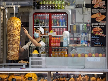 بائع كباب في كشك بموسكو - 23 فبراير 2022 - Bloomberg