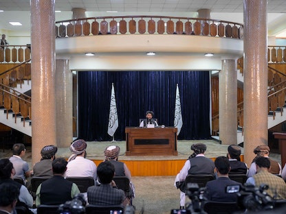 المتحدث باسم طالبان ذبيح الله مجاهد، وزير الإعلام الأفغاني، يتحدث خلال مؤتمر مع وسائل الإعلام في كابول. 21 سبتمبر 2021 - AFP
