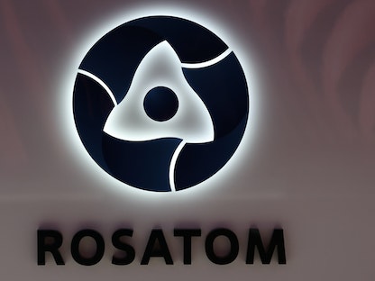 شعار شركة "روسآتوم" الروسية في سانت بطرسبرغ بروسيا - 16 يونيو 2022 - REUTERS