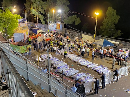 الطواقم الطبية والمسعفون يجمعون جثامين الضحايا في حادث التدافع بـ"جبل ميرون" في إسرائيل - REUTERS