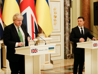 رئيس الوزراء البريطاني بوريس جونسون والرئيس الأوكراني فلوديمير زيلينسكي خلال مؤتمر صحافي في العاصمة الأوكرانية كييف، 1 فبراير 2022 - REUTERS