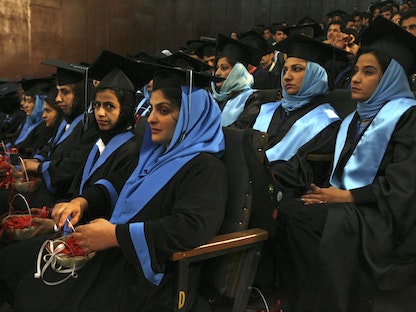 طلاب أفغان خلال حفل تخرّج في جامعة كابول، 13 أبريل 2008 - REUTERS