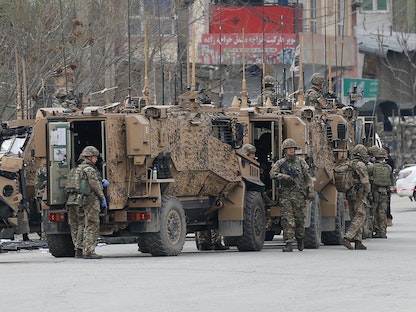 جنود من الناتو يتفقدون موقع هجوم في كابول، أفغانستان، 25 مارس 2020  - REUTERS