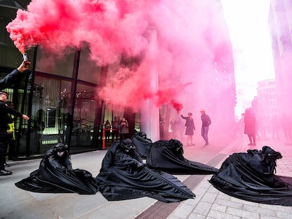 محتجون ضد استخدام الوقود أثناء تجمع للتعبير عن غضبهم ضد التغير المناخي خلال يوم الأرض في لندن، بريطانيا - 22 أبريل 2022. - REUTERS