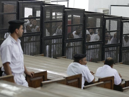 متهمون يقفون خلف القضبان في القضية المعروفة باسم "مجزرة كرداسة" في القاهرة - REUTERS