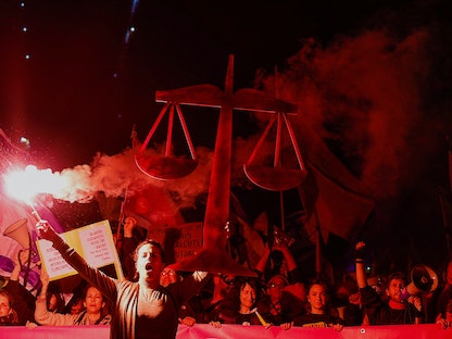 خلال احتجاجات شهدتها تل أبيب ضد مشروع قانون لتعديل النظام القضائي في إسرائيل. 11 فبراير 2023  - REUTERS