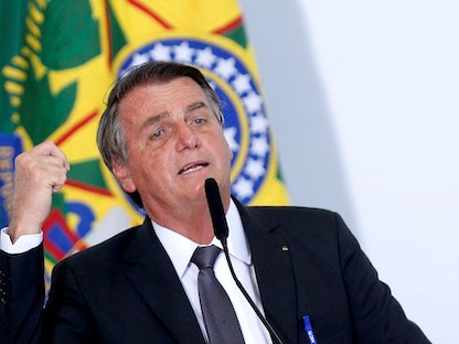  الرئيس البرازيلي جايير بولسونارو خلال حفل للتوقيع على قانون خصخصة شركة الكهرباء التي تسيطر عليها الدولة، في برازيليا، البرازيل. 13 يوليو 2021 - REUTERS