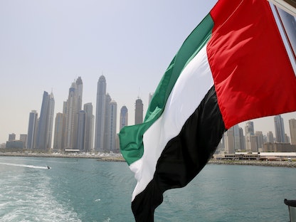 علم الإمارات يرفرف فوق مركب في دبي مارينا - REUTERS