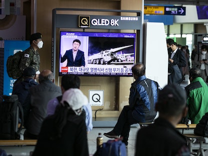 تلفاز في محطة قطارات بالعاصمة الكورية الجنوبية سيول تعرض تغطية للعرض العسكري لكوريا الشمالية. 26 أبريل 2022  - Bloomberg