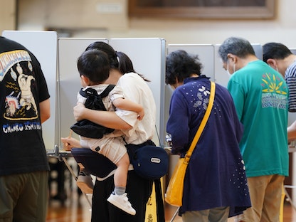 ناخبون يدلون بأصواتهم في مركز اقتراع بالعاصمة اليابانية طوكيو - 10 يوليو 2022 - Bloomberg