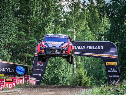 السائق الإستوني أوت تاناك من فريق هيونداي يقود سيارته خلال رالي فنلندا - TWITTER/@OfficialWRC