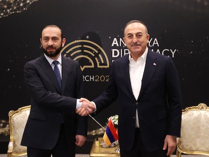 وزير الخارجية التركي مولود جاويش أوغلو (يمين) ونظيره الأرميني أرارات ميرزويان في أنطاليا، تركيا - 12 مارس 2022 - AFP
