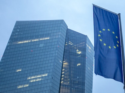 علم أوروبي أمام مبنى المصرف المركزي الأوروبي في فرانكفورت - 3 فبراير 2022 - AFP