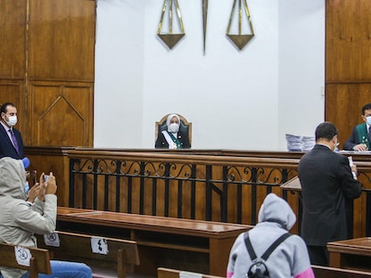 القاضية رضوى حلمي أحمد، أول قاضية على منصة مجلس الدولة المصري خلال جلسة استماع. 5 مارس 2022 - AFP