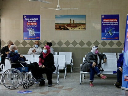 عدد من الأشخاص في انتظار تلقي لقاح كورونا بأحد مراكز التطعيم في مصر - 14 مارس 2021 - Getty Images
