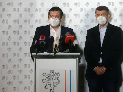 رئيس الوزراء التشيكي أندريه بابيس (يمين) ووزير الخارجية والداخلية التشيكي يان هامسيك  خلال المؤتمر الصحافي -17 أبريل 2021 - AFP