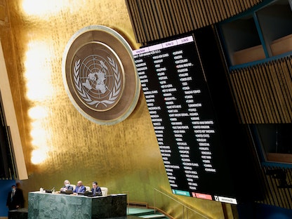 نتائج التصويت خلال الجلسة الاستثنائية الطارئة الحادية عشرة للجمعية العامة للأمم المتحدة المكونة من 193 عضواً بشأن الغزو الروسي لأوكرانيا في مقر الأمم المتحدة في نيويورك، الولايات المتحدة. 2 مارس 2022 - REUTERS