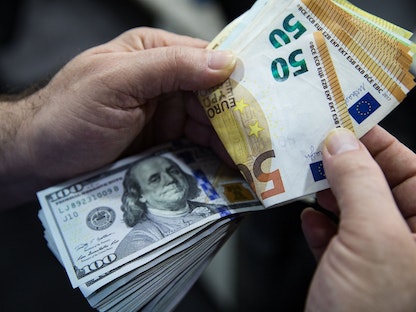 عملات ورقية من فئتي اليورو والدولار - بلومبرغ