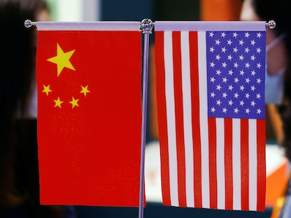العلمان الأميركي والصيني في معرض تجاري دولي بالعاصمة بكين- 4 سبتمبر 2021 - REUTERS
