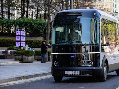 حافلة ذاتية القيادة تقترب من التوقف على أول طريق لهذا النوع من الحافلات في كوريا الجنوبية، سيول – 23 نوفمبر 2022 - AFP