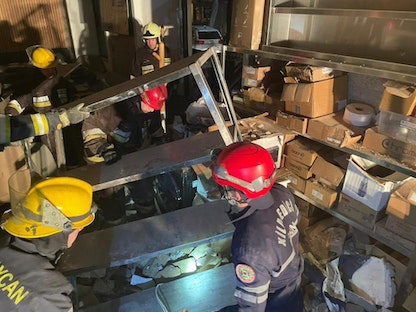 عمال الإنقاذ يجرون عمليات بحث تحت أنقاض المبنى - 03 أبريل 2022 - Twitter@officialfhn