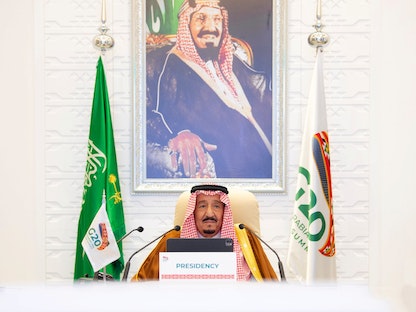 الملك سلمان خلال افتتاح قمة مجموعة العشرين في الرياض - REUTERS