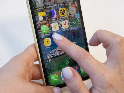 تطبيق واتساب يظهر على هاتف ذكي - Bloomberg