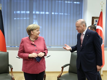 الرئيس التركي رجب طيب أردوغان يلتقي بالمستشارة الألمانية أنغيلا ميركل على هامش قمة "ناتو" - بروكسل - 14 يونيو 2021 - via REUTERS