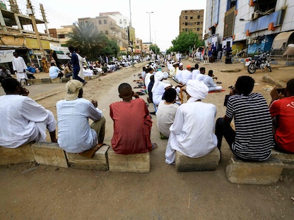 متظاهرون سودانيون يشاركون في اعتصام مناهض للحكم العسكري بالخرطوم - 9 يوليو 2022 - AFP
