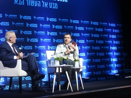 رئيس المخابرات العسكرية الإسرائيلية أهارون حاليفا (على اليمين) خلال مؤتمر لـ"معهد دراسات الأمن القومي الإسرائيلي"، تل أبيب، 30 يناير 2020 - Twitter@INSSIsrael