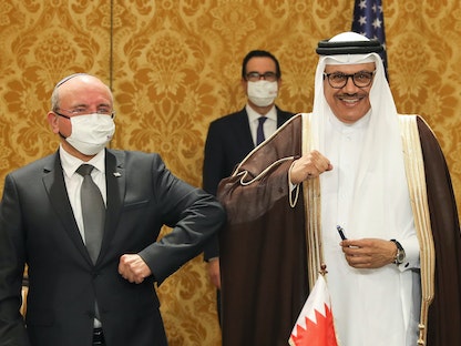 وزير الخارجية البحريني عبد اللطيف الزياني ومستشار الأمن القومي الإسرائيلي مائير بن شبات في العاصمة البحرينية المنامة - AFP
