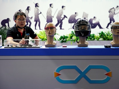 شخص يجلس جوار نظارات ذكية في معرض شنغهاي لإلكترونيات المستهلك في الصين، 11 يونيو 2019  - REUTERS