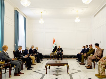 رئيس الوزراء العراقي مصطفى الكاظمي خلال استقبال وزيرة الدفاع الألمانية كريستين لامبرخت - 9 يناير 2022 - twitter@IraqiPMO