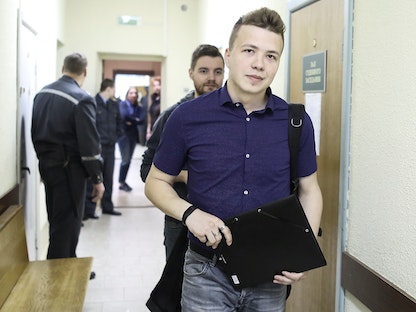 الصحافي البيلاروسي المعارض رومان بروتاسيفيتش لدى وصوله إلى محكمة في مينسك - 10 أبريل 2017 - REUTERS