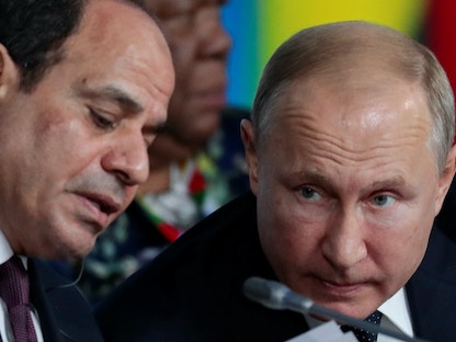 الرئيس المصري عبد الفتاح السيسي يتحدث إلى نظيره الروسي فلاديمير بوتين خلال القمة الروسية الإفريقية لعام 2019، سوتشي. 24 أكتوبر 2019 - REUTERS