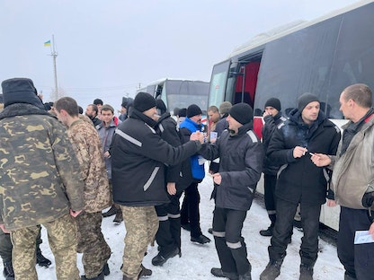 جنود أوكرانيون كانوا محتجزين لدى القوات الروسية أفرج عنهم بعد عملية تبادل أسرى - 4 فبراير 2023 - twitter/AndriyYermak