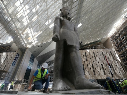 تمثال للملك الفرعوني رمسيس الثاني بعد نقله إلى المتحف المصري الكبير - REUTERS