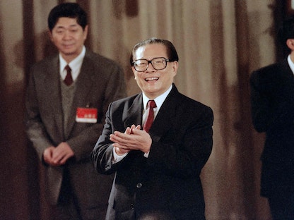 جيانج زيمين خلال مؤتمر للحزب الشيوعي الصيني في بكين- 19 أكتوبر 1992 - AFP