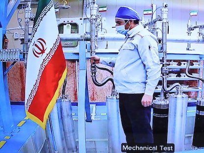 مهندس إيراني داخل منشأة نطنز النووية في إيران - AFP