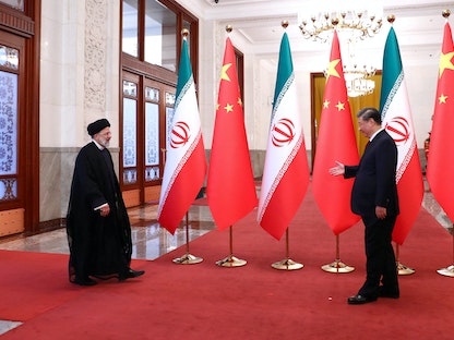 الرئيس الصيني شي جين بينج يرحب بالرئيس الإيراني إبراهيم رئيسي خلال زيارته لبكين. 14 فبراير 2023 - REUTERS